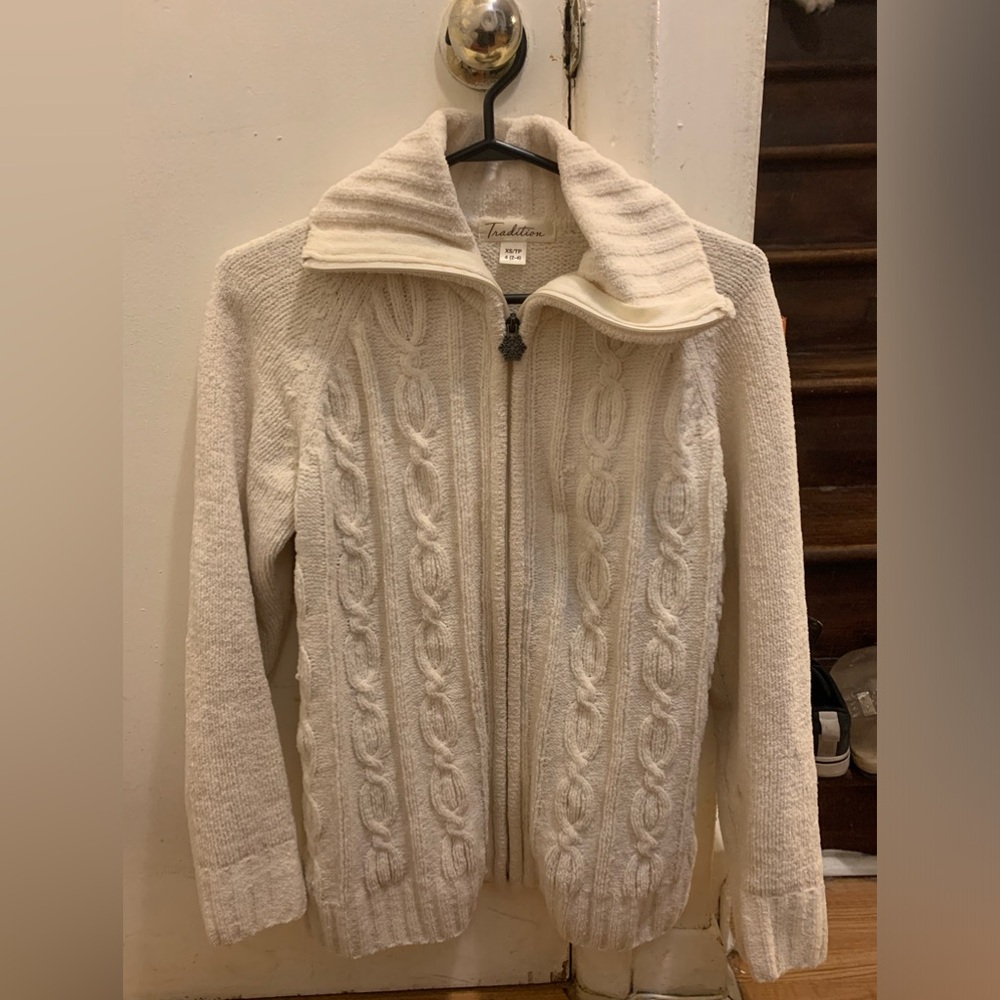 Soft white womens zipped up sweater. Size XS (will also fit S)